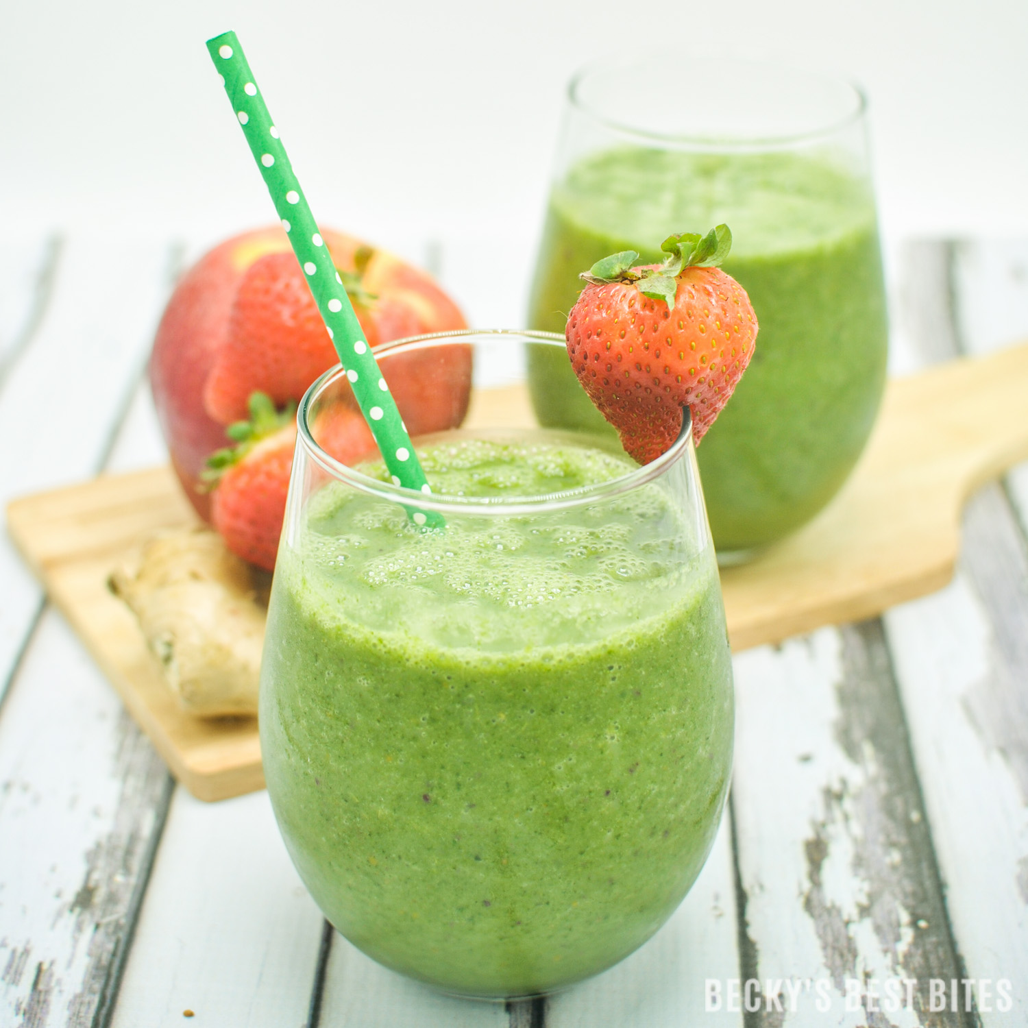 Sunrise Green Smoothie + ZonePerfect Nutrition Bars are the perfect pair to give an energizing power punch to fuel any morning routine! Together they are a healthy breakfast full of protein, vitamins and minerals to give you the energy you need to "do it all" during your day! | beckysbestbites.com